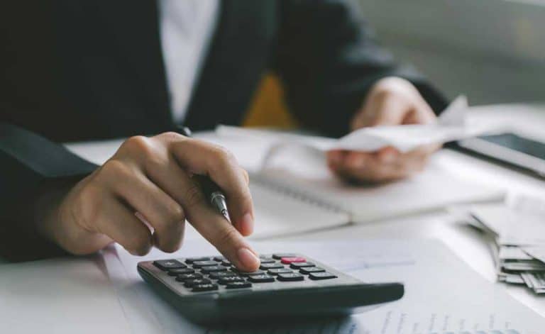 Calculation et planification minutieuse impliquée dans le financement d'entreprise.