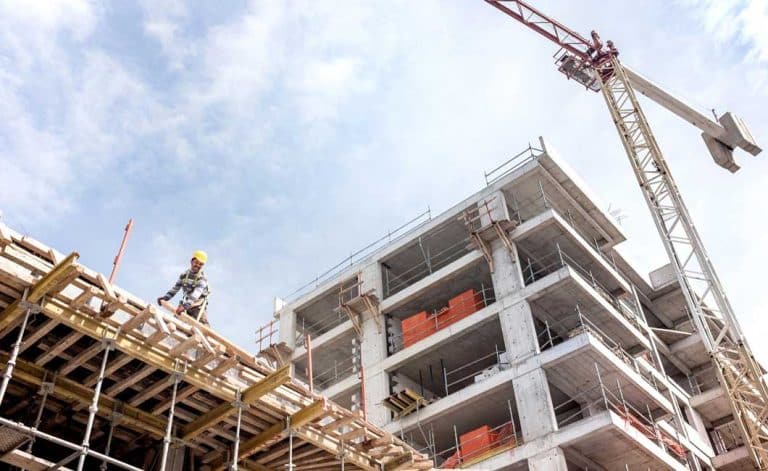 Travailleurs sur un chantier d'un bâtiment en construction, illustre le soutien de Laval économique envers les investisseurs immobiliers ayant des projets de développement sur le grand territoire lavallois