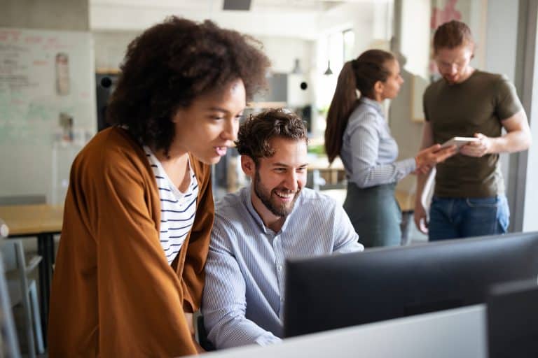 personnes qui collaborent dans un espace de travail partagé