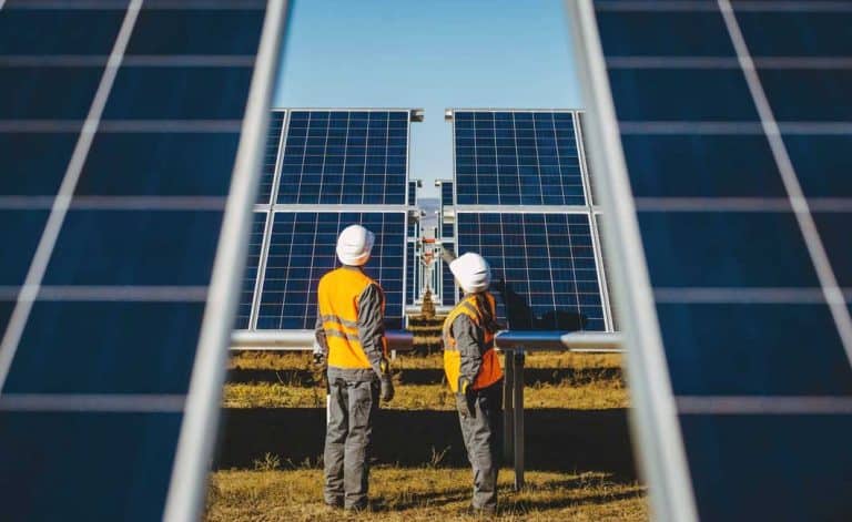 Deux ouvriers travaillant sur des panneaux solaires, démontrant le soutien de Laval économique dans les entreprises en transition vers le développement durable et l'écoresponsabilité.