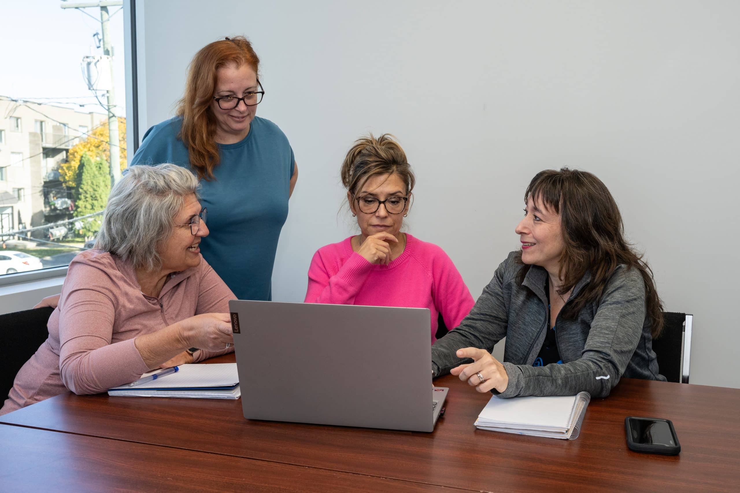 4 femmes autour d'une table Coopérative de soutien à domicile de Laval