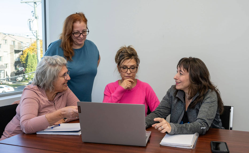 4 femmes autour d'une table Coopérative de soutien à domicile de Laval