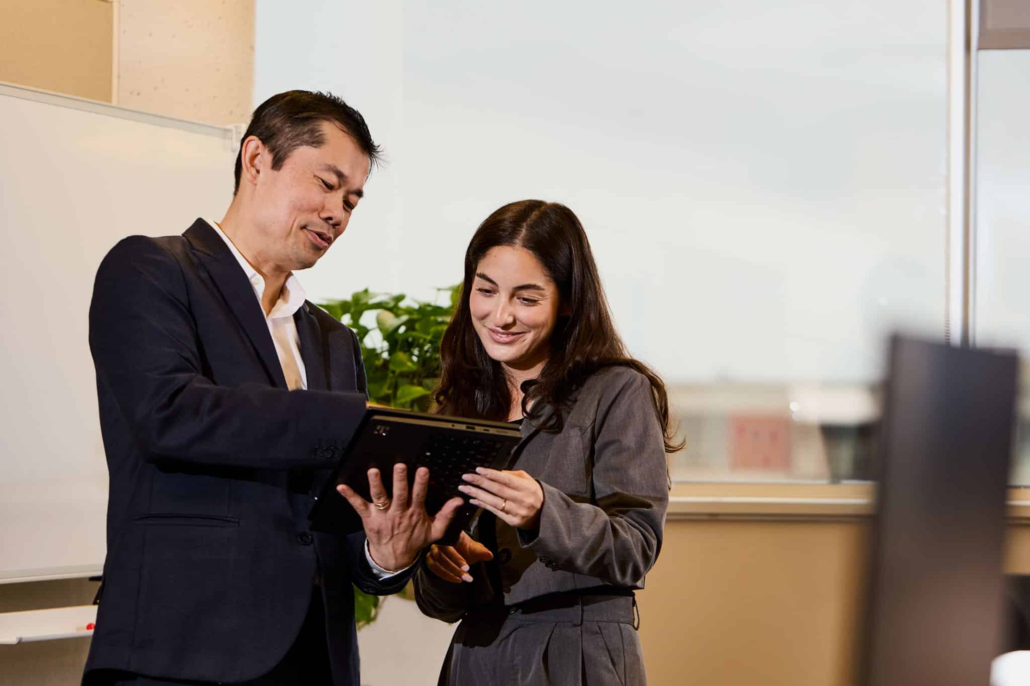 Un expert de Laval économique parle à une entrepreneure d'exportation en lui montrant une tablette