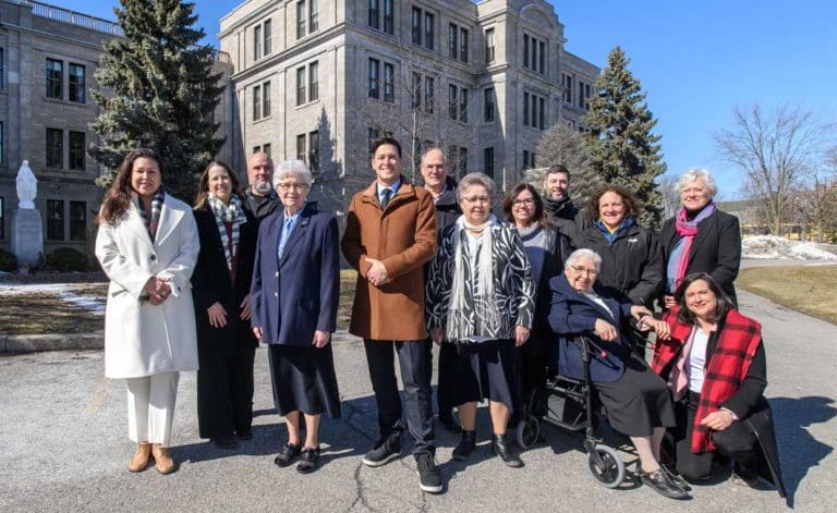 Le maire avec les Sœurs Missionnaires de l’Immaculée-Conception